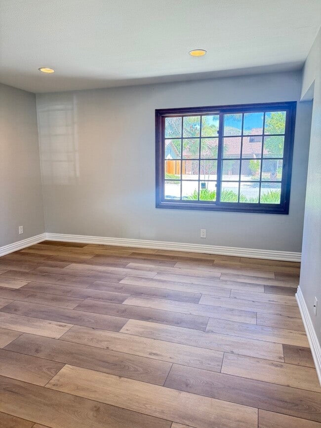 Building Photo - 315 N Sabra Ave