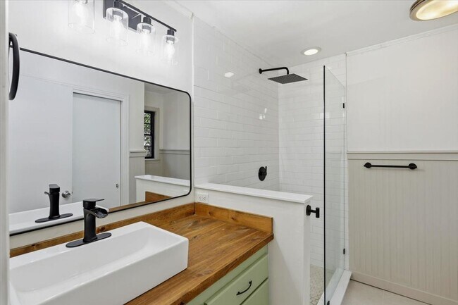 Building Photo - 2 Bedroom 2 Bath located in Northeast Jackson