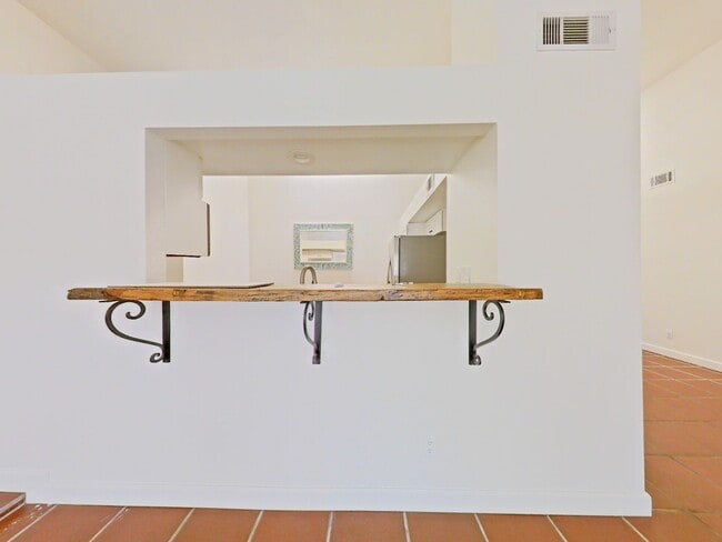 Building Photo - Charming 2-Bedroom Single-Story Furnished ...