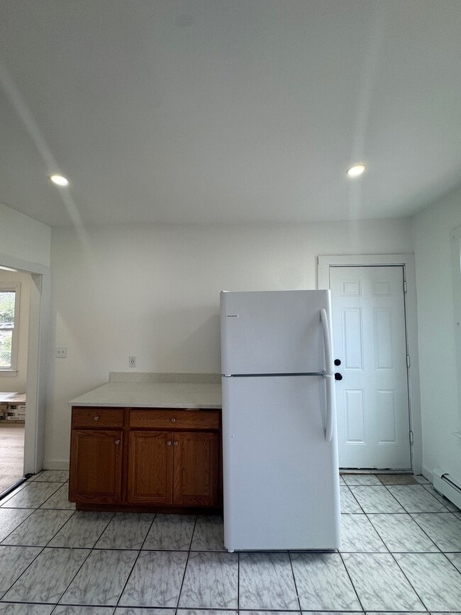 Building Photo - 142 Cowles St