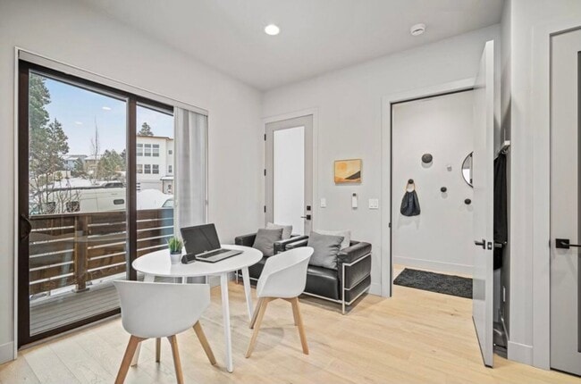 Building Photo - One bedroom apartment on Bend's SW side. E...