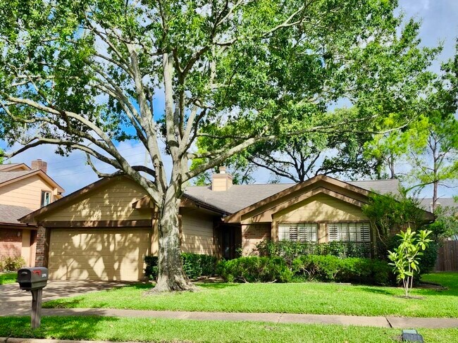 Building Photo - 2118 Hickory Lawn Dr
