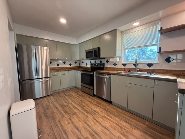 Building Photo - Charming 3-bedroom, 2-bathroom home