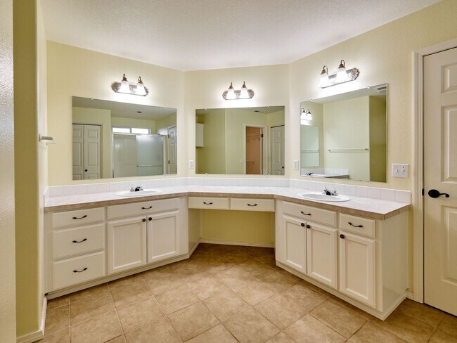 Building Photo - 643 Meadowbrook Ln