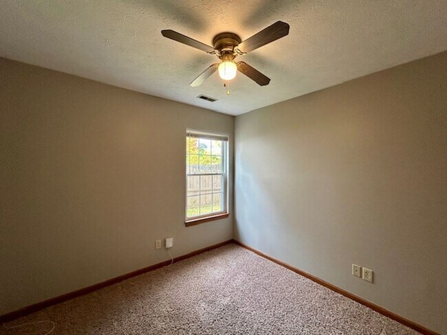 Building Photo - Stunning 3 Bedroom/2 Bath home in Pike Tow...