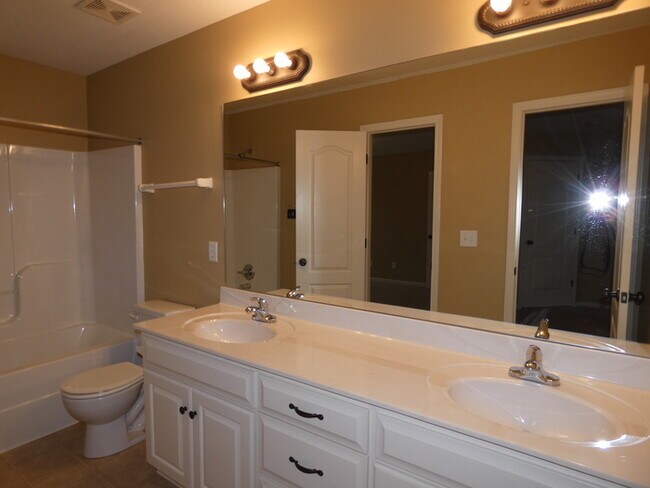 Building Photo - Beautifully Updated Home in Staley Area!