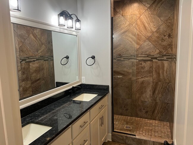 Building Photo - 3 Bed 2.5 Bath Townhome