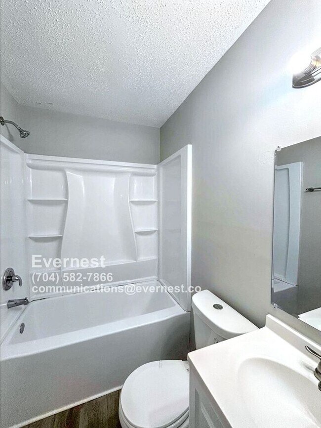 Building Photo - Lovely 3-Bedroom Home with Fenced Yard and...