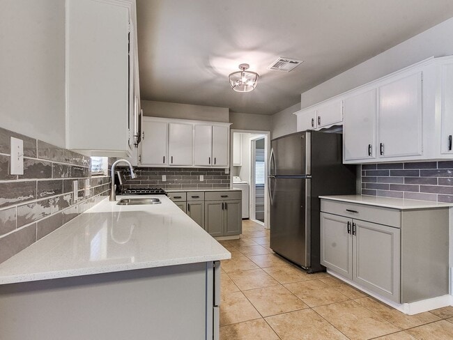Building Photo - Spacious 4 bedroom in Edmond!