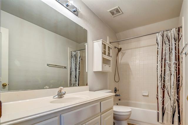 Building Photo - 2304 Greenview Dr