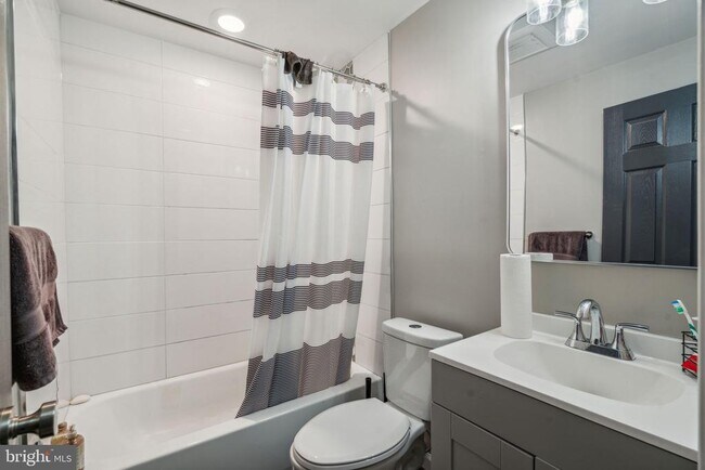 Building Photo - 655 N 33rd St