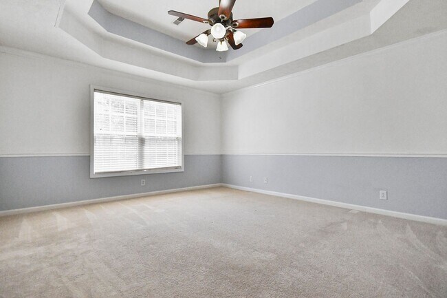 Building Photo - Three Bedroom with Bonus and Pool!