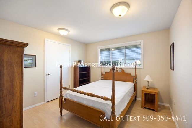 Building Photo - 1227 Fairway Dr NE