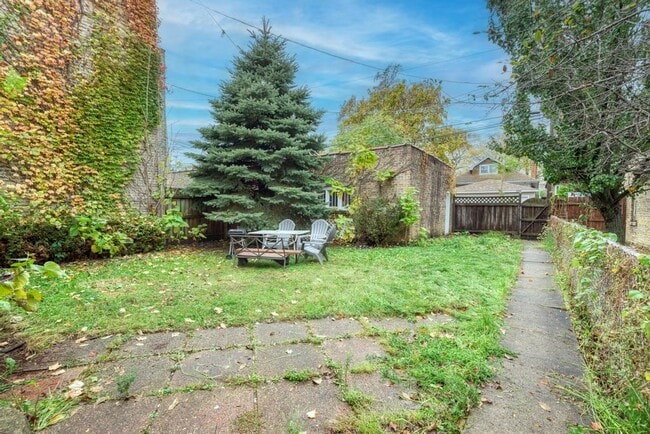 Building Photo - 6738 N Rockwell St