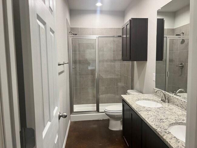 Building Photo - Luxury Duplex in Seguin