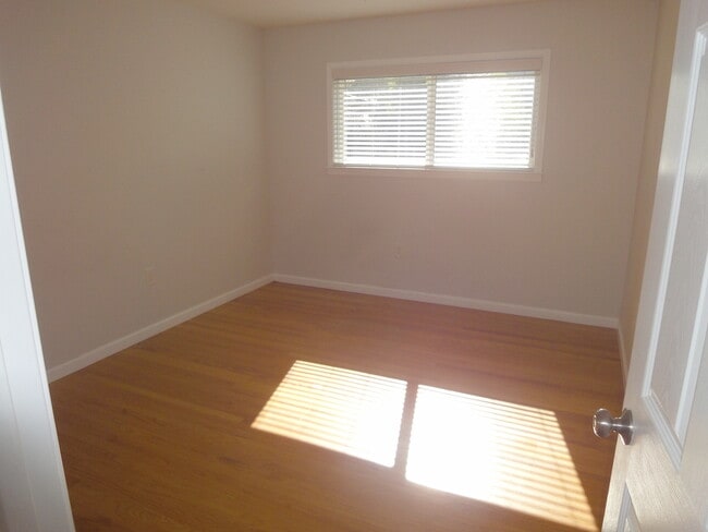 Building Photo - 3 Le Claire Ct