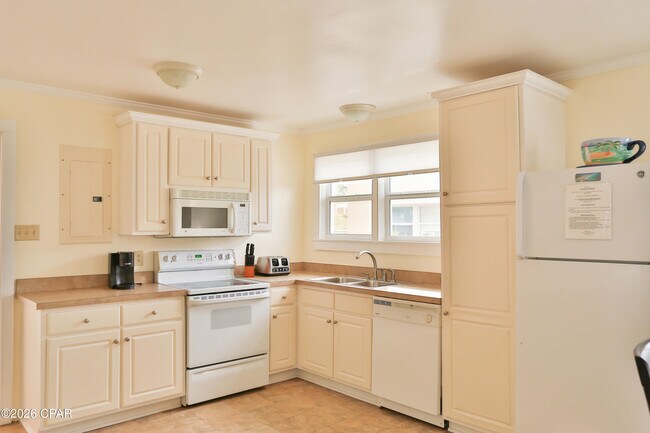 Building Photo - 13307 Oleander Dr