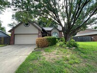 Building Photo - 4 bedroom, 2 1/2 bath, 2 car garage located in the quiet Summit View subdivision.