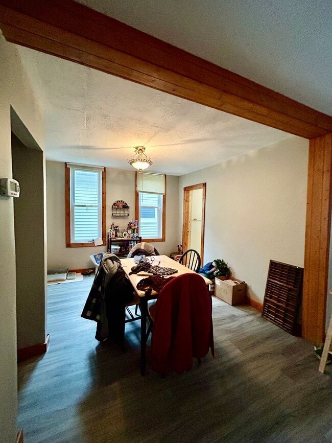 Building Photo - AVAILABLE JUNE- Gorgeous 4 Bed, 1 Bathroom Hillside Home!