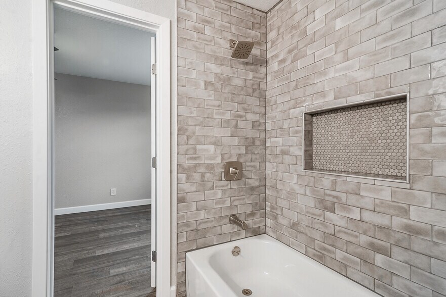 Building Photo - 813 S Valentine Dr