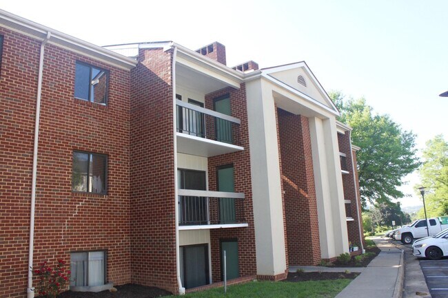 Building Photo - First Floor 2 bedroom condo for rent! 1112-1 Blue Ridge Dr