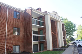 Building Photo - Spacious & Vibrant 3-Bedroom Apartment Nea...