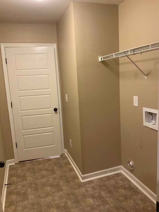 Building Photo - Move-in Ready $500.00 off 1st month rent C...