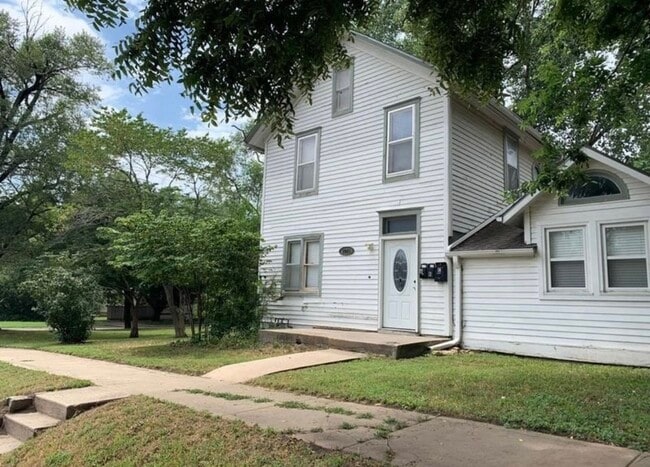 Building Photo - 1043 Delaware St