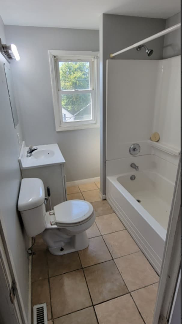 Building Photo - 2 Bed, 1 bath townhome for rent in Waterlo...