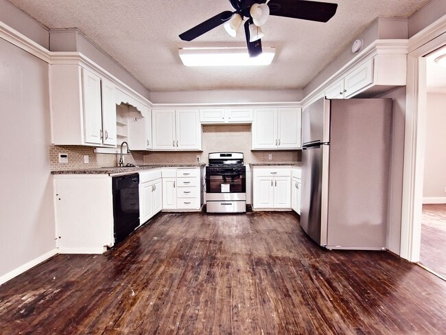 Building Photo - AUGUST PRE-LEASE - 3/2/2 In the Medical District