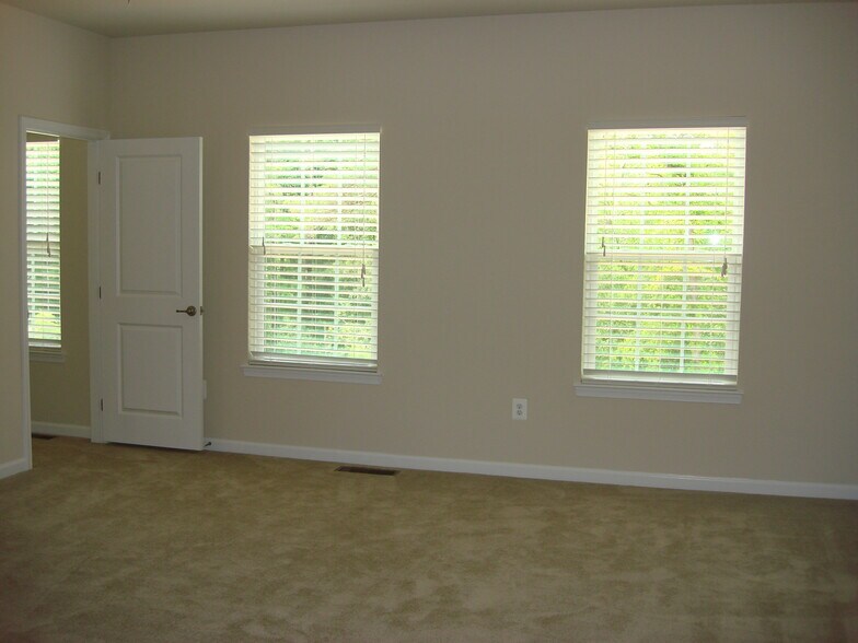 Building Photo - 340 Chessington Dr