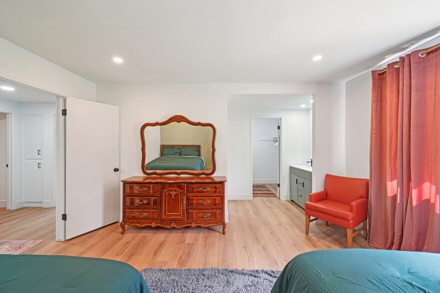 Building Photo - 1500 Country Club Dr