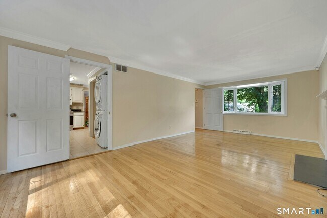 Building Photo - 52 London Ln