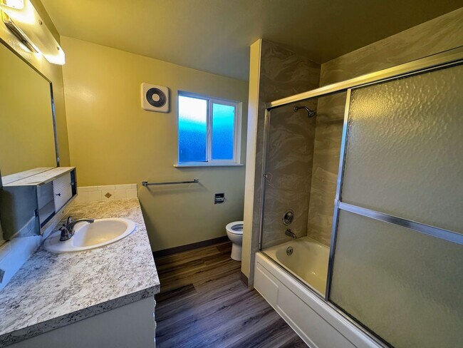 Building Photo - 2-Bed, 1-Bath Duplex – Great Location!