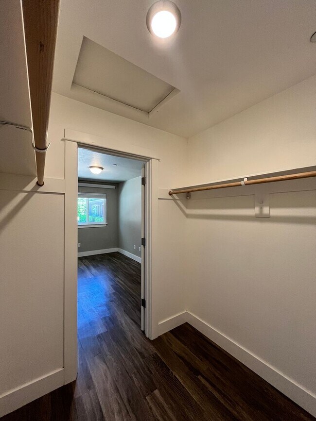 Building Photo - Large 3 Bedroom 2 Bathroom! In-Unit Washer...