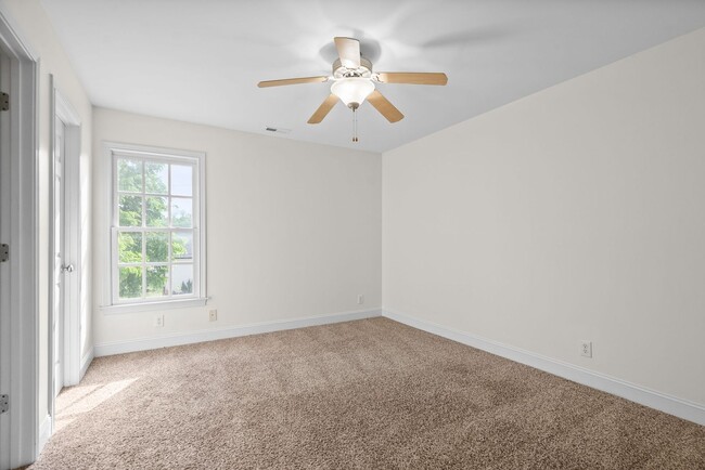 Building Photo - Pet Friendly Condo Downtown!