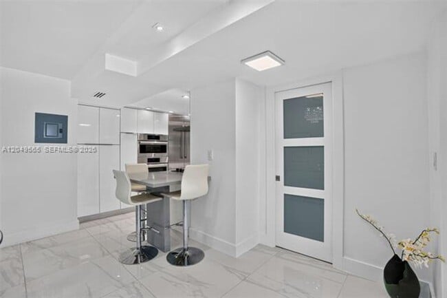 Building Photo - 6039 Collins Ave