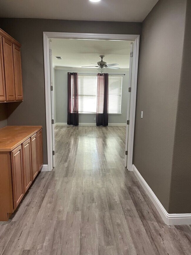 Building Photo - Beautiful 5 Bedroom 3 Bath Home in Twelve ...