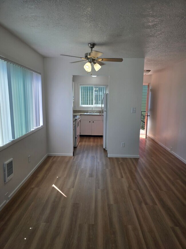 Building Photo - *!*!* Rent Ready Upstairs Pet Friendly 3 B...