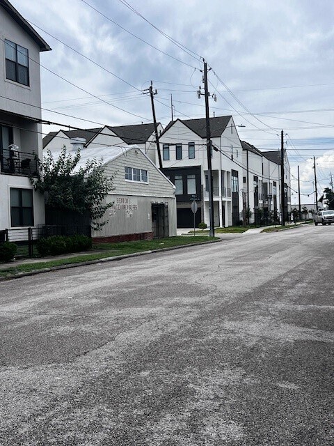Building Photo - 1615 Milby St