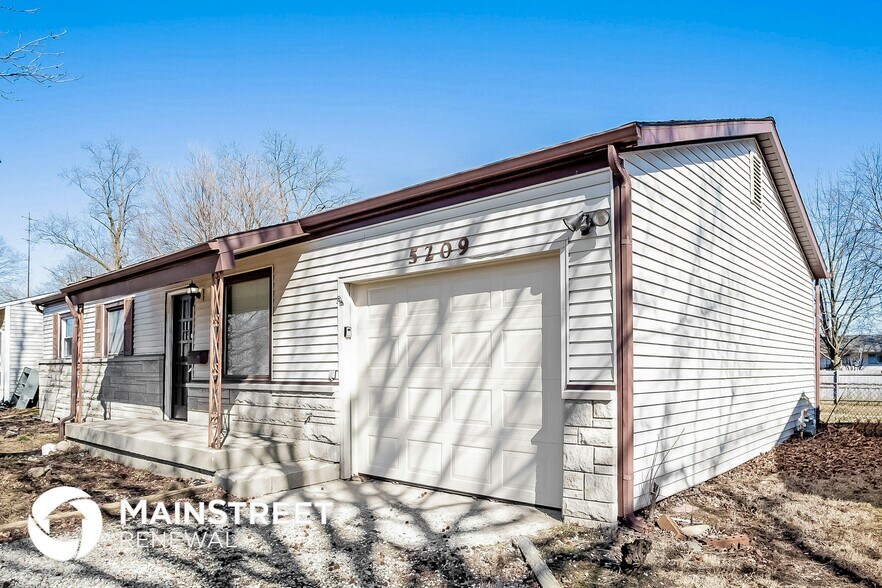 Building Photo - 5209 E White Ln