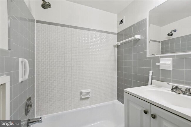 Building Photo - 10401 Grosvenor Pl