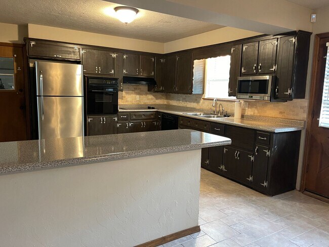 Building Photo - Large 2 bed! two bath, 2 car garage on a c...