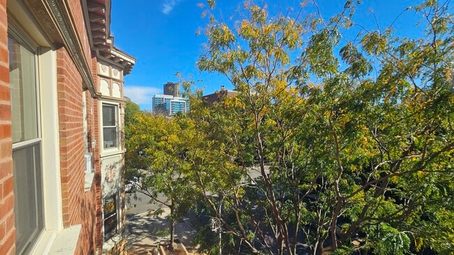 Building Photo - 3800 N Wilton Ave