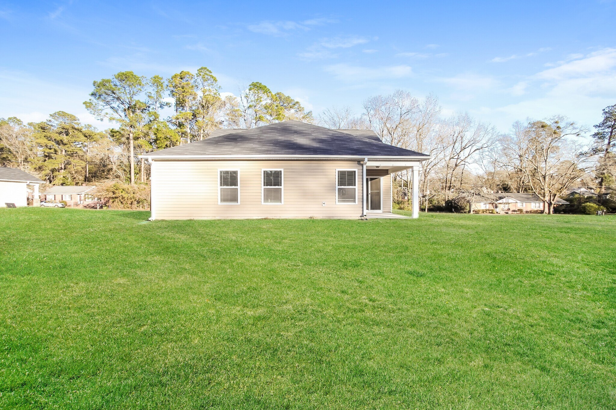 Building Photo - 1217 Lakeshore Dr