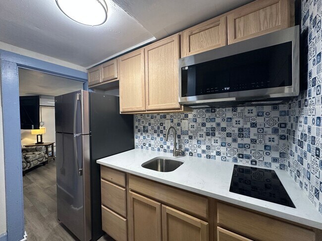 Building Photo - Upstairs apartment near United Regional Hospital