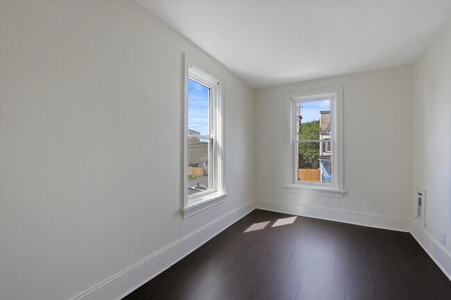 Building Photo - 437 S 14th St