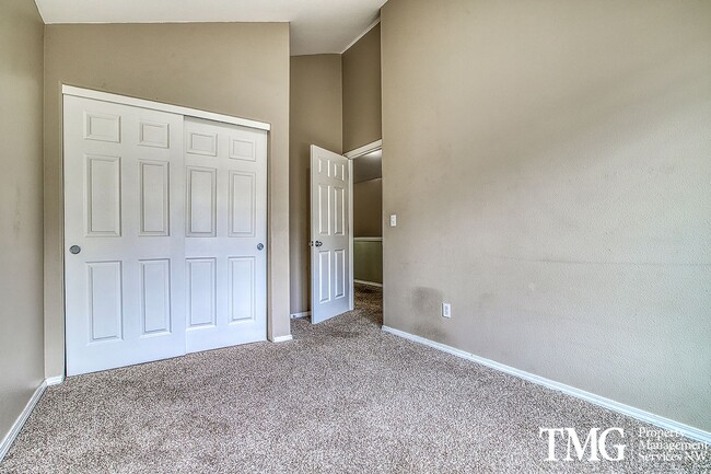 Building Photo - Gorgeous Four Bedroom Townhome in Hillsboro!