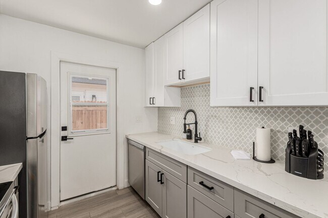 Building Photo - 6622 E Avalon Dr