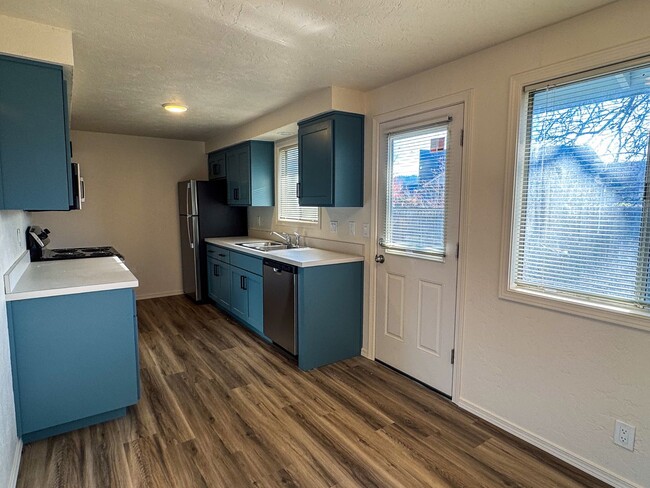 Building Photo - Beautifully Updated 3 Bedroom Home with Fi...